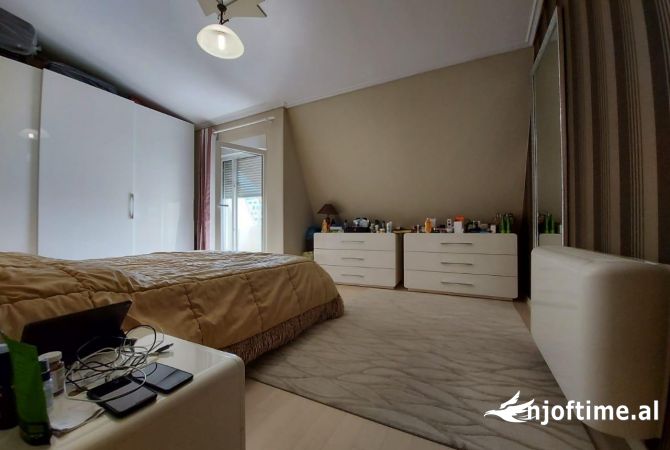 Shtepi ne shitje Apartament ne Tirane, 2+1, Mobilimi E mobiluar, Pagesa 173,000  Euro.
