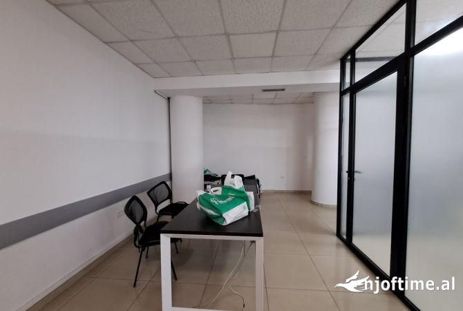 Qera, Ambjent per Zyra tek Selvia, Godine Biznesi