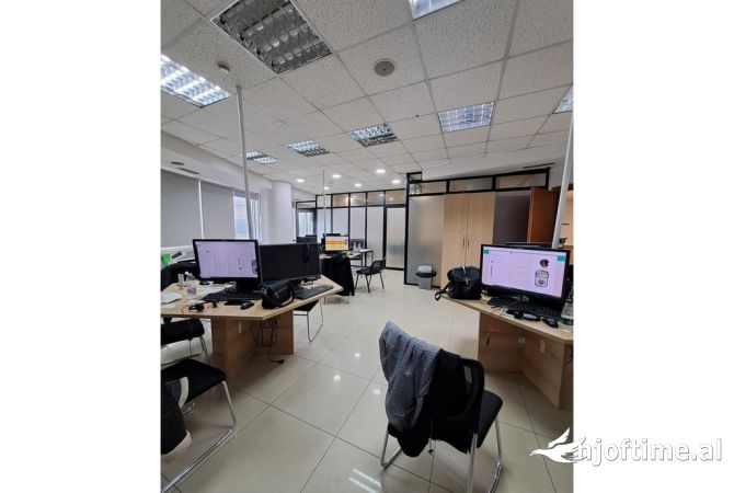 Qera, Ambjent per Zyra tek Selvia, Godine Biznesi