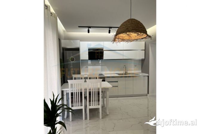 Shtepi me qera Apartament ne Tirane, 2+1, Mobilimi E mobiluar, Pagesa 800  Euro.