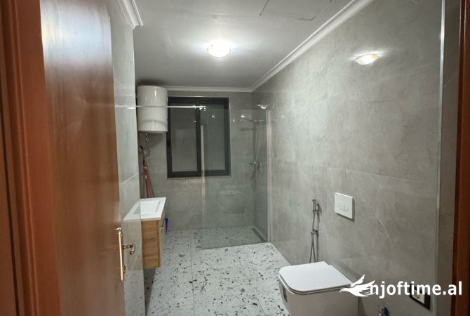 Shtepi me qera Apartament ne Tirane, 2+1, Mobilimi Bosh, pa mobiluar, Pagesa 700  Euro.