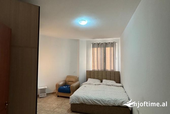Shtepi ne shitje Apartament ne Tirane, 3+1, Mobilimi E mobiluar, Pagesa 140,000  Euro.