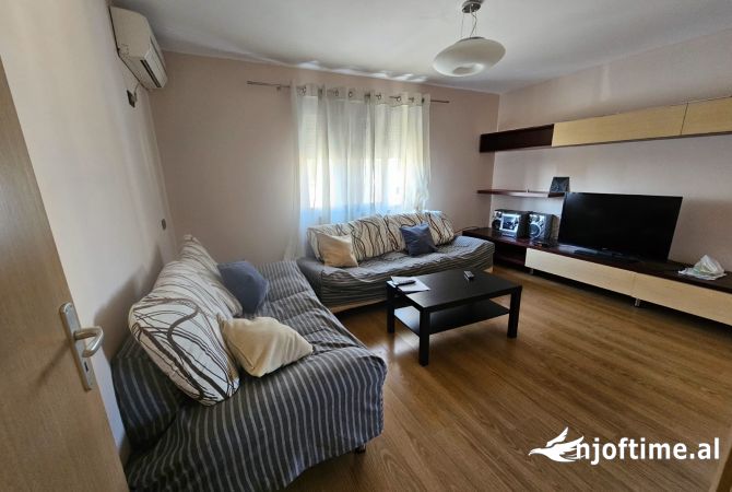 Shtepi me qera Apartament ne Tirane, 2+1, Mobilimi Pjeserisht e mobiluar, Pagesa 55,000  Leke.