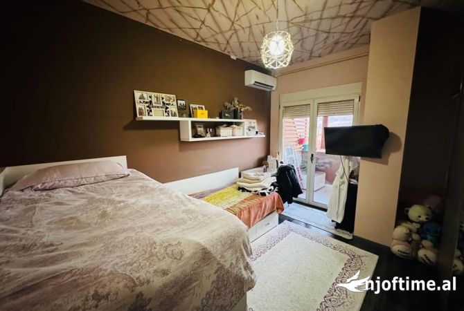 Shtepi ne shitje Penthose(kati i fundit panoramik) ne Shkoder, 2+1, Mobilimi E mobiluar, Pagesa 150,000  Euro.