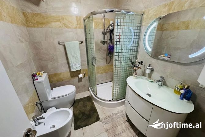 Shtepi ne shitje Penthose(kati i fundit panoramik) ne Shkoder, 2+1, Mobilimi E mobiluar, Pagesa 150,000  Euro.