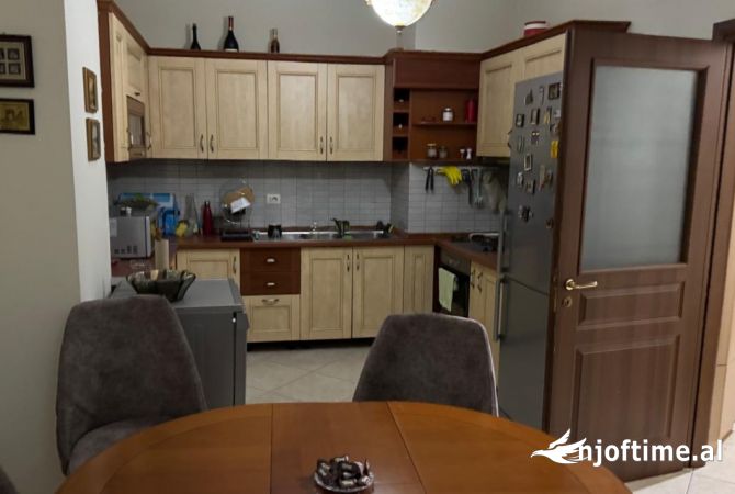 Shtepi me qera 3+1 ne Tirane - 1,000 Euro