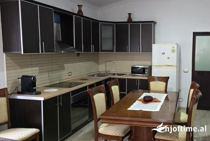 Shtepi me qera 2+1 ne Tirane - 53,000 Leke