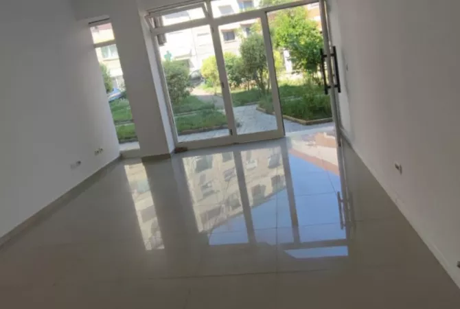 Ambiente Commerciale in Affitto 1+1 a Tirana - 40,000 Leke