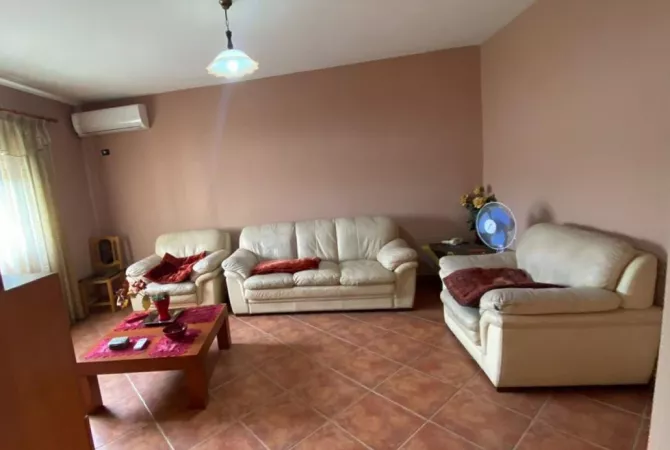 Shtepi me qera 2+1 ne Tirane - 59,000 Leke