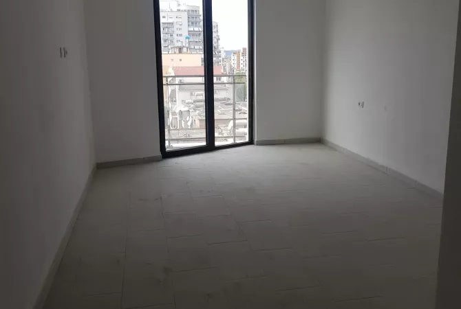 Shtepi me qera 3+1 ne Tirane - 1,250 Euro