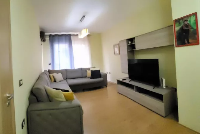 Shtepi me qera 2+1 ne Tirane - 90,000 Leke