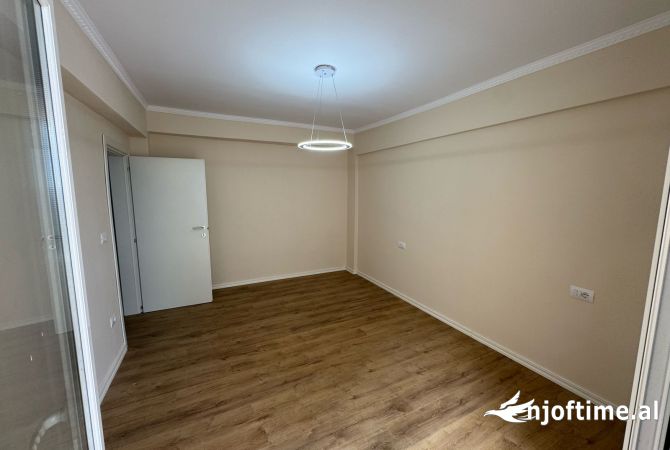 Shtepi ne shitje Apartament ne Durres, 2+1, Mobilimi Bosh, pa mobiluar, Pagesa 155,000  Euro.