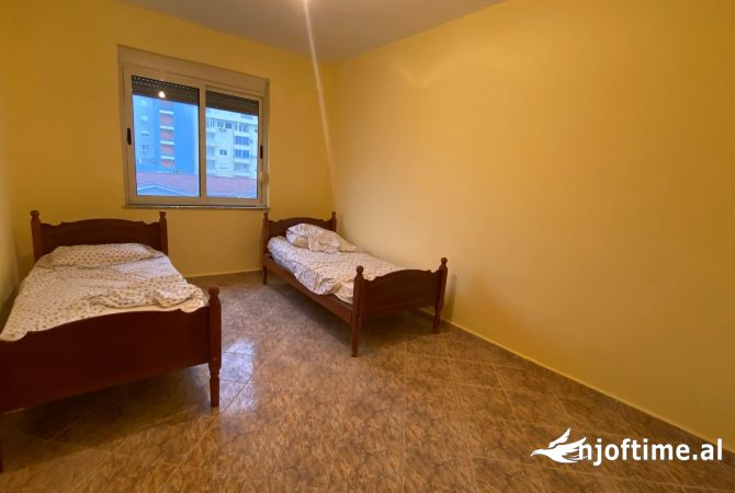 Shtepi ne shitje Apartament ne Durres, 2+1, Mobilimi Pjeserisht e mobiluar, Pagesa 105,000  Euro.