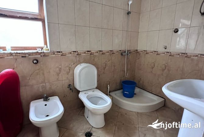 Shtepi me qera Shtepi Private ne Tirane, 4+1, Mobilimi E mobiluar, Pagesa 50,000  Leke.