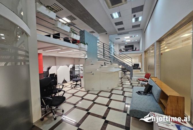 Ambient biznesi me qera 3+1 ne Tirane - 2,400 Euro