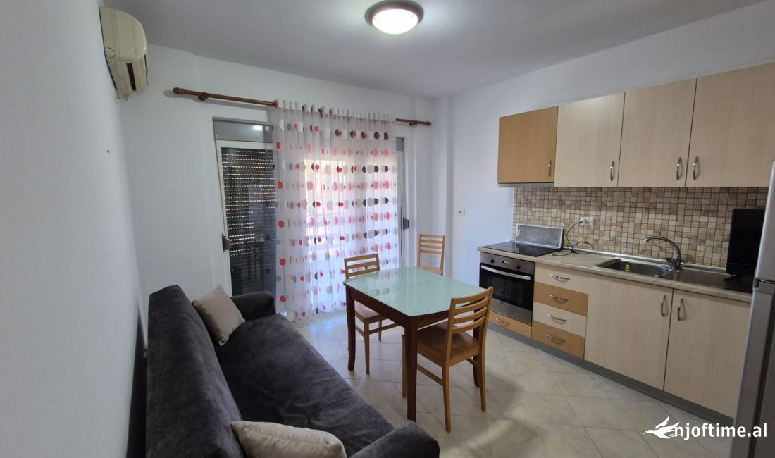 Shtepi me qera Apartament ne Tirane, 1+1, Mobilimi Pjeserisht e mobiluar, Pagesa 450  Euro.