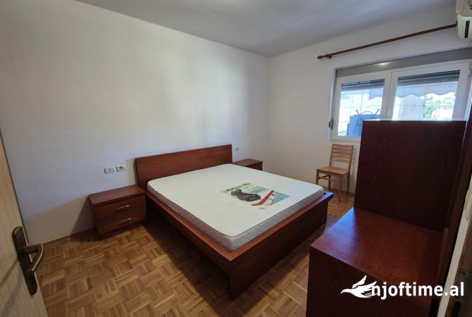 Shtepi me qera Apartament ne Tirane, 1+1, Mobilimi Pjeserisht e mobiluar, Pagesa 450  Euro.