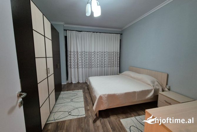Shtepi me qera Apartament ne Tirane, 2+1, Mobilimi Pjeserisht e mobiluar, Pagesa 2,000  Euro.