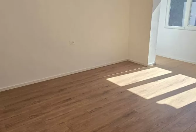 Shtepi ne shitje Apartament ne Tirane, 1+1, Mobilimi Bosh, pa mobiluar, Pagesa 135,000  Euro.