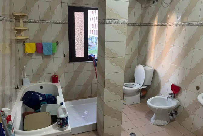 Shtepi me qera Apartament ne Tirane, 2+1, Mobilimi E mobiluar, Pagesa 40,000  Leke.