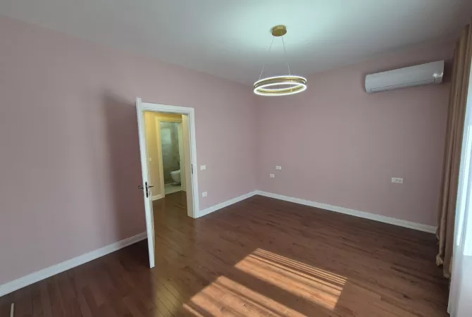 Shtepi ne shitje Shtepi Private ne Tirane, 4+1, Mobilimi Pjeserisht e mobiluar, Pagesa 485,000  Euro.