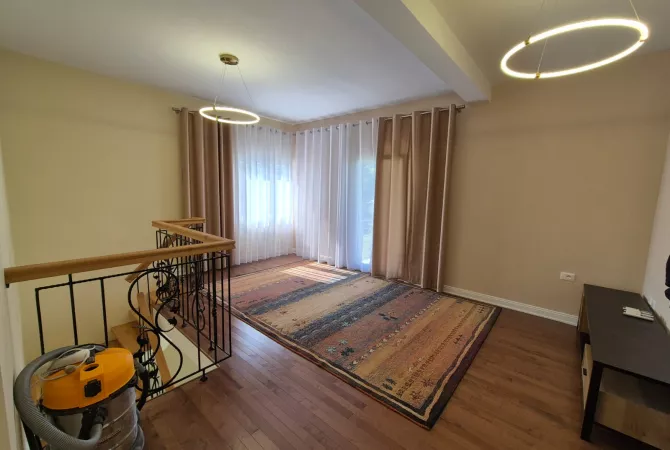 Shtepi ne shitje Shtepi Private ne Tirane, 4+1, Mobilimi Pjeserisht e mobiluar, Pagesa 485,000  Euro.