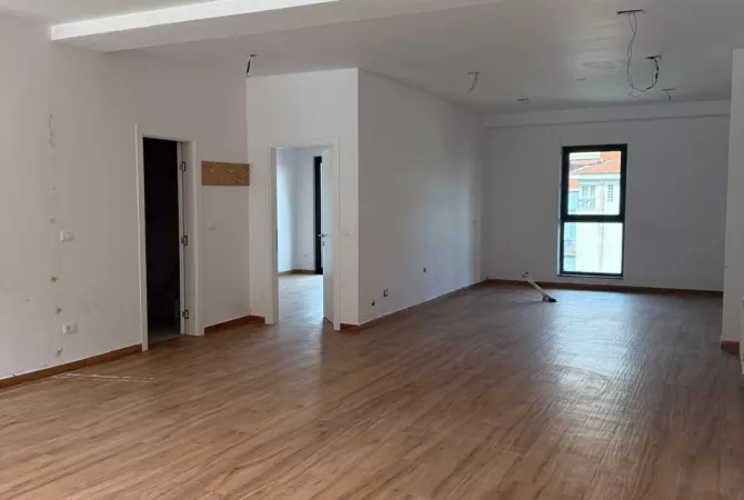 Ambient biznesi me qera 4+1 ne Tirane - 3,000 Euro