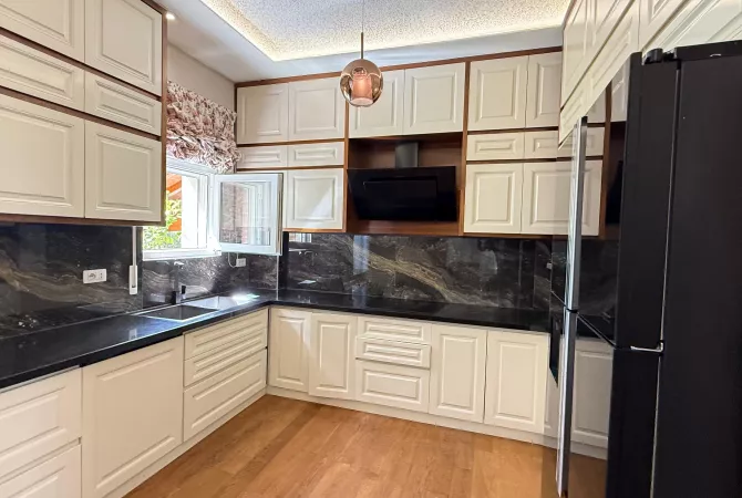 Shtepi me qera Apartament ne Tirane, 3+1, Mobilimi E mobiluar, Pagesa 2,000  Euro.