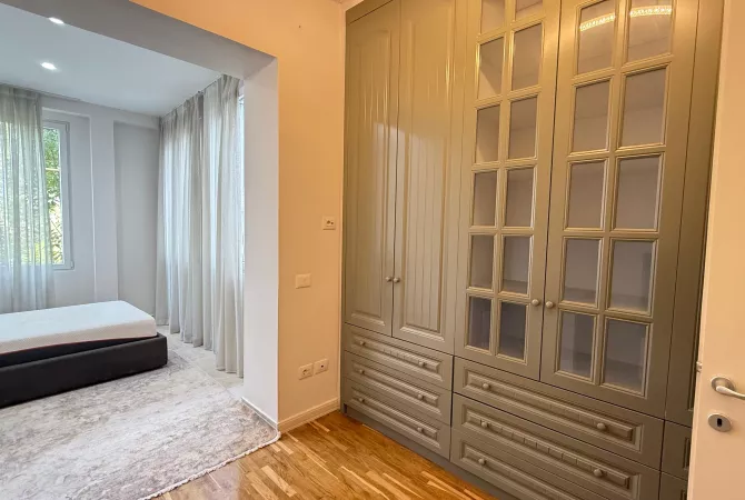 Shtepi me qera Apartament ne Tirane, 3+1, Mobilimi E mobiluar, Pagesa 2,000  Euro.
