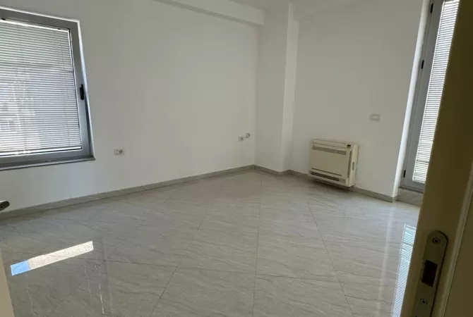 Shtepi me qera Apartament ne Tirane, 4+1, Mobilimi Bosh, pa mobiluar, Pagesa 1,500  Euro.