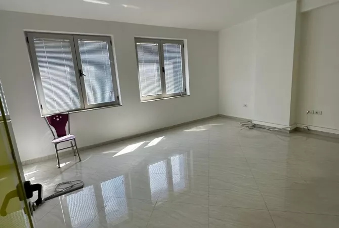 Shtepi me qera Apartament ne Tirane, 4+1, Mobilimi Bosh, pa mobiluar, Pagesa 1,500  Euro.