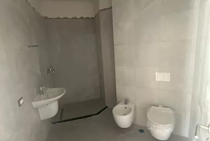 Shtepi ne shitje Apartament ne Tirane, 2+1, Mobilimi Bosh, pa mobiluar, Pagesa 230,000  Euro.