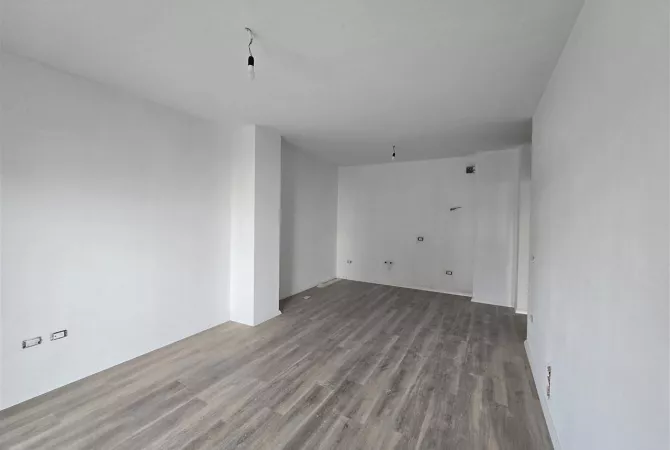 Shtepi ne shitje Apartament ne Tirane, 1+1, Mobilimi Bosh, pa mobiluar, Pagesa 123,000  Euro.