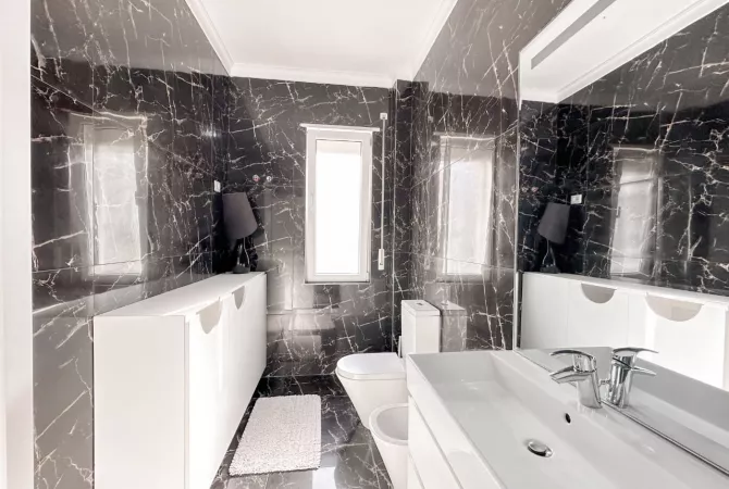 Shtepi ne shitje Apartament ne Tirane, 3+1, Mobilimi E mobiluar, Pagesa 250,000  Euro.