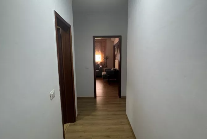 Shtepi me qera Apartament ne Tirane, 2+1, Mobilimi Bosh, pa mobiluar, Pagesa 700  Euro.