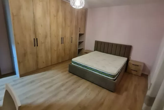 Shtepi me qera Apartament ne Tirane, 2+1, Mobilimi E mobiluar, Pagesa 550  Euro.