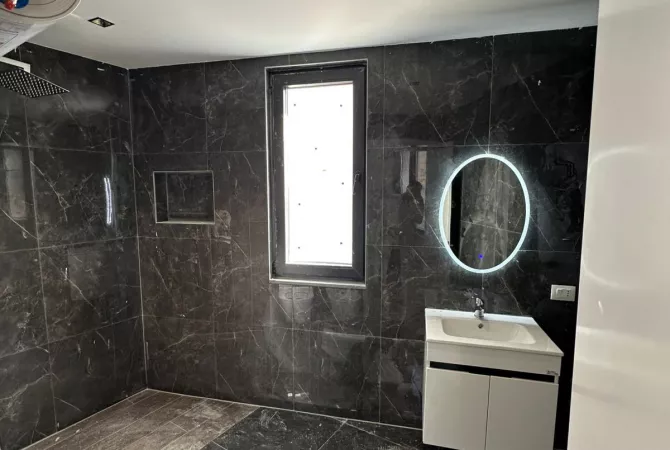 Shtepi ne shitje Apartament ne Tirane, 3+1, Mobilimi Bosh, pa mobiluar, Pagesa 200,000  Euro.