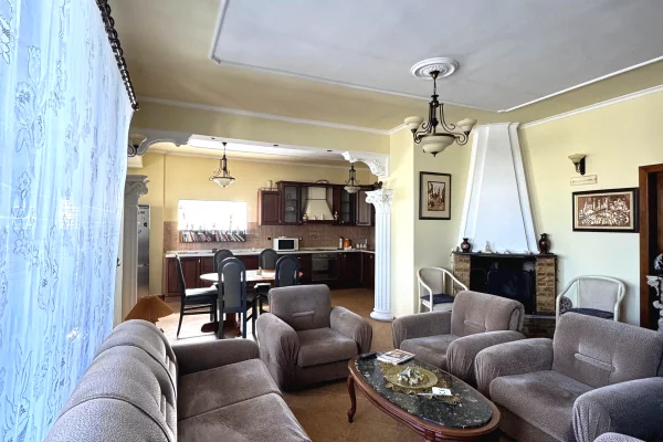 Shtepi me qera 2+1 ne Tirane - 250 Euro