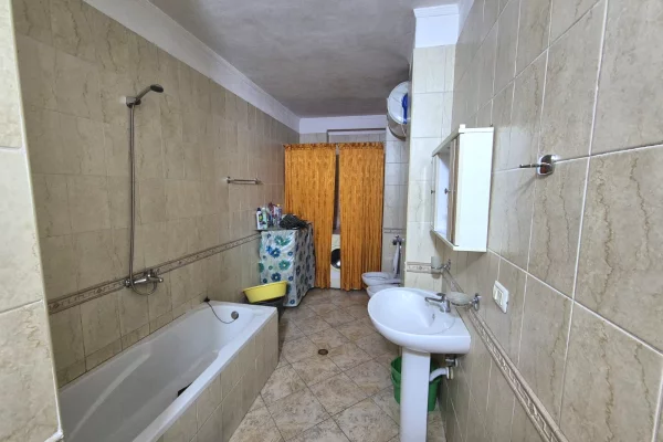 Shtepi me qera 2+1 ne Tirane - 700 Euro