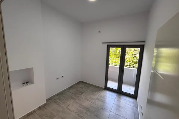 Shtepi me qera Apartament ne Tirane, 3+1, Mobilimi Bosh, pa mobiluar, Pagesa 500  Euro.