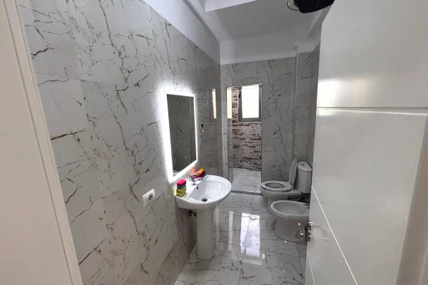 Shtepi me qera Apartament ne Tirane, 3+1, Mobilimi Bosh, pa mobiluar, Pagesa 500  Euro.