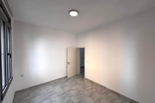 Shtepi me qera Apartament ne Tirane, 3+1, Mobilimi Bosh, pa mobiluar, Pagesa 500  Euro.