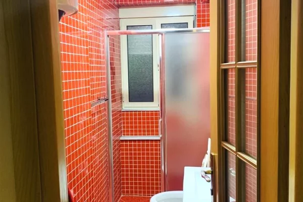 Shtepi me qera Apartament ne Tirane, 2+1, Mobilimi E mobiluar, Pagesa 650  Euro.