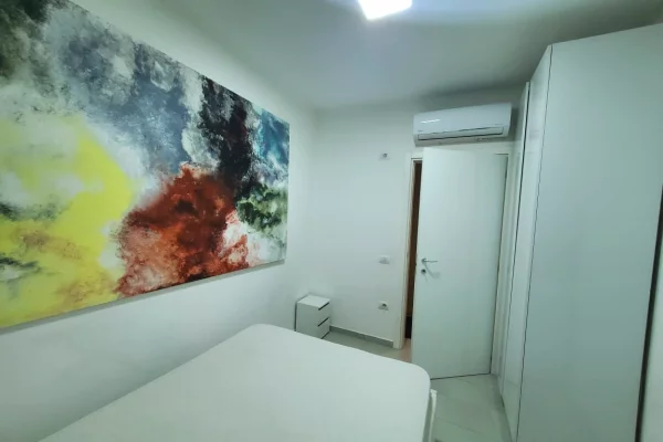 Shtepi me qera Apartament ne Tirane, 2+1, Mobilimi E mobiluar, Pagesa 1,000  Euro.