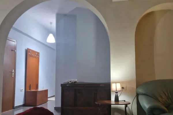 Shtepi me qera Apartament ne Tirane, 2+1, Mobilimi E mobiluar, Pagesa 450  Euro.