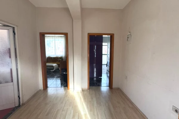 Shtepi me qera Apartament ne Tirane, 2+1, Mobilimi E mobiluar, Pagesa 400  Euro.