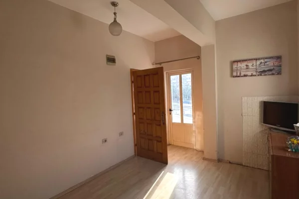 Shtepi me qera 2+1 ne Tirane - 400 Euro