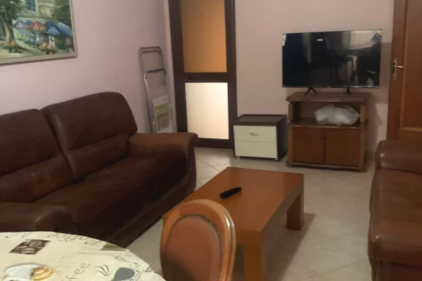 Shtepi me qera Apartament ne Tirane, 1+1, Mobilimi E mobiluar, Pagesa 400  Euro.