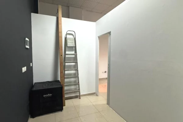  📍 Jepet me qira ambient biznesi – Rruga Vace Zela (mbrapa GLOB-it)!