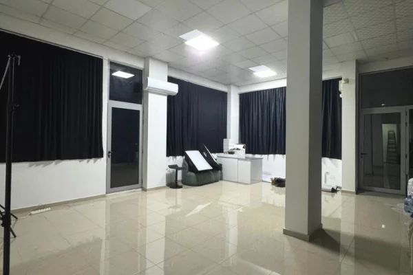 Ambient biznesi me qera 3+1 ne Tirane - 450 Euro